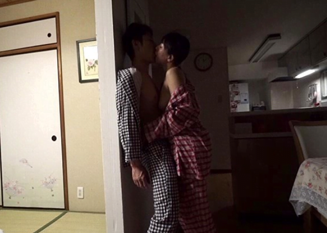 義母の秘密の計画！娘の家に泊まり婿を頂く！「今夜おいで♡」こっそり唇を奪う！ナマSEXで中出しさせる